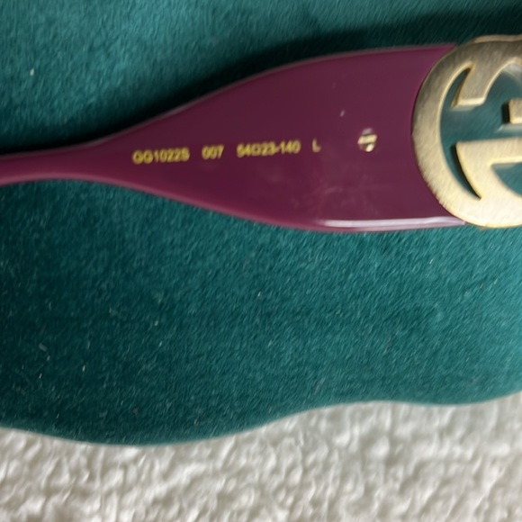 Authentic New Gucci sunglasses very gift able - Picture 7 of 10